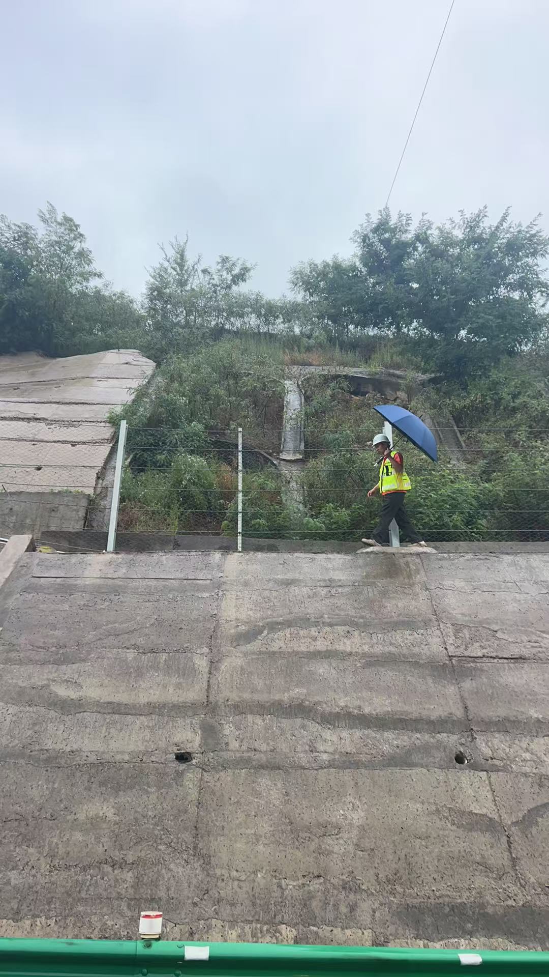 7.15雨中巡查.jpg 7.15雨中巡查.jpg